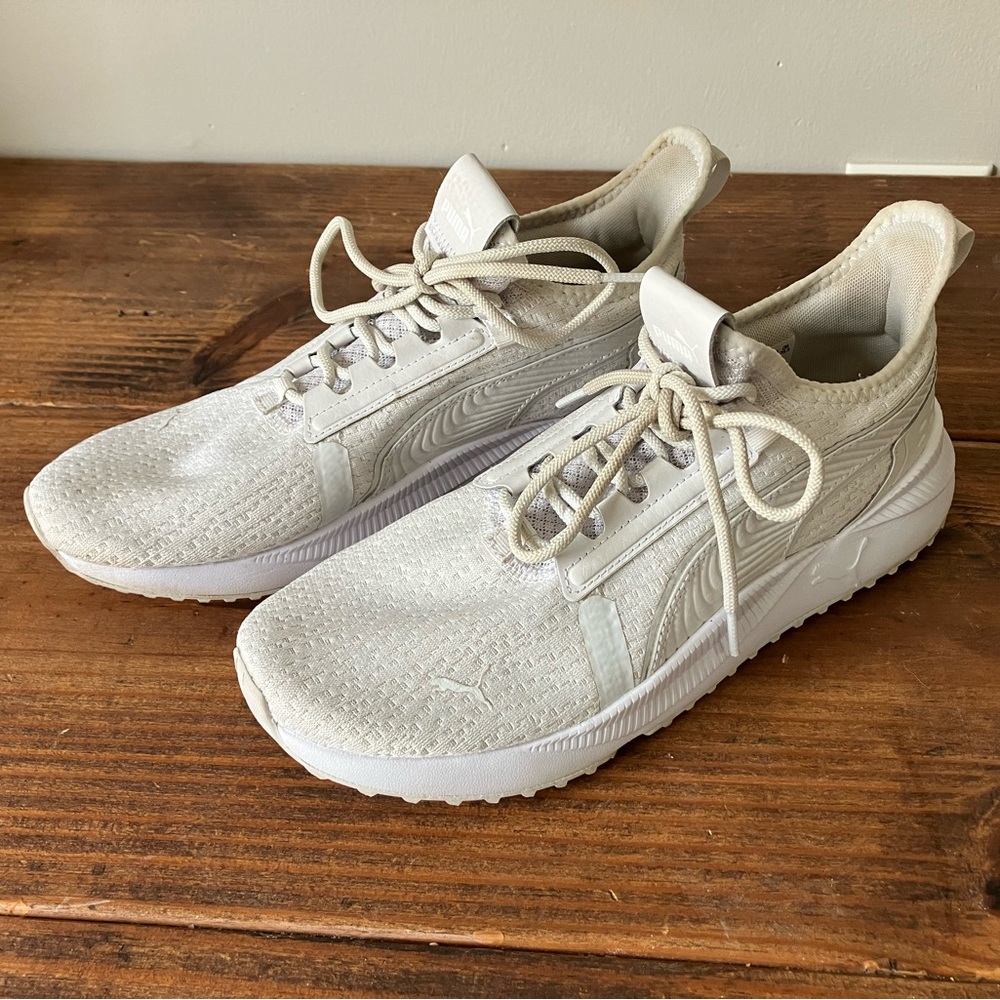 White puma sneakers, size 9